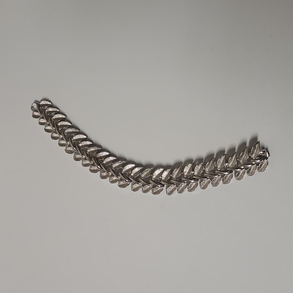 NWOT Sarah Coventry Silver Tone bracelet - Picture 5 of 9